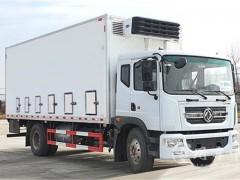 东风D9 6.8米畜禽运输车顺利提车了 畜禽运输车发车成功