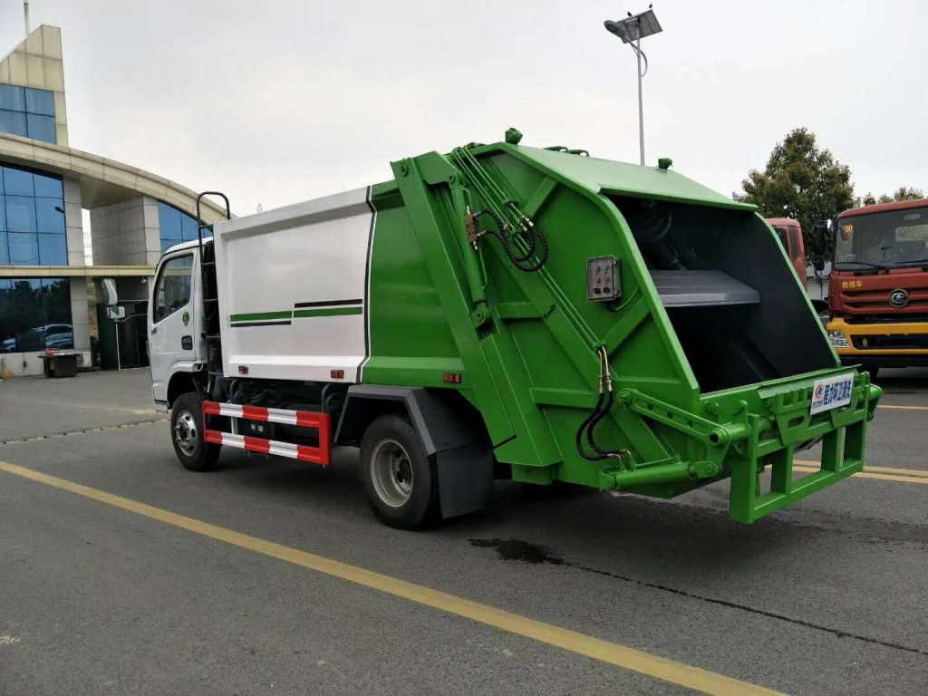 国六东风小多利卡D6 5方压缩式垃圾车