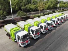 第一批9台多利卡侧挂桶垃圾车批量交付新疆阿拉尔市政府