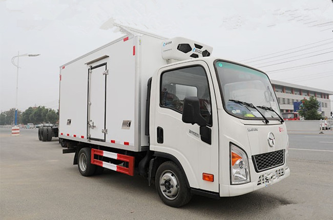 国六大运新奥普力3.56米冷藏车