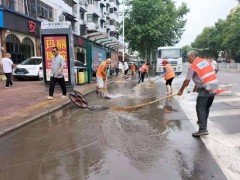 许昌环卫部门全力开展雨后道路清淤工作
