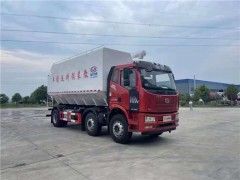 贵州李总定制的短轴距小三轴散装饲料运输车今日发车