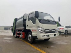 河南商丘龚总订购的福田4方压缩式垃圾车今日在指定地点交车案例