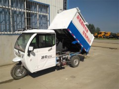 安徽池州黄总订购一台电动挂桶垃圾车今日送达七台县交车