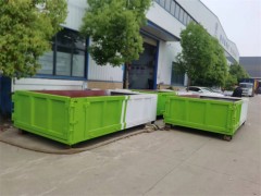 程力垃圾车厂家今日5个建筑垃圾箱油漆完工，准备装车发往浙江舟山