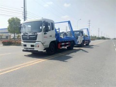 新疆哈密利华环卫公司订购两台天锦摆臂式垃圾车