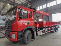 新疆阿拉尔市国六12吨东风随车吊发车，装配12吨宏昌天马吊机
