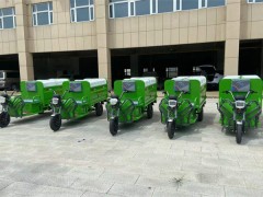张家界环卫公司订购5台三轮电动垃圾车举行发车仪式