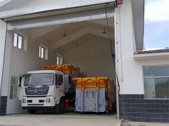 一台东风天锦勾臂垃圾车配两套移动压缩垃圾站在新疆安装完成