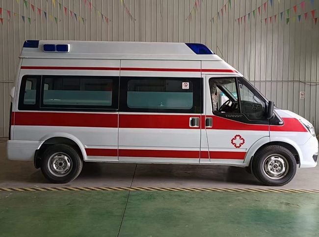 福特V348医院救护车侧面图片