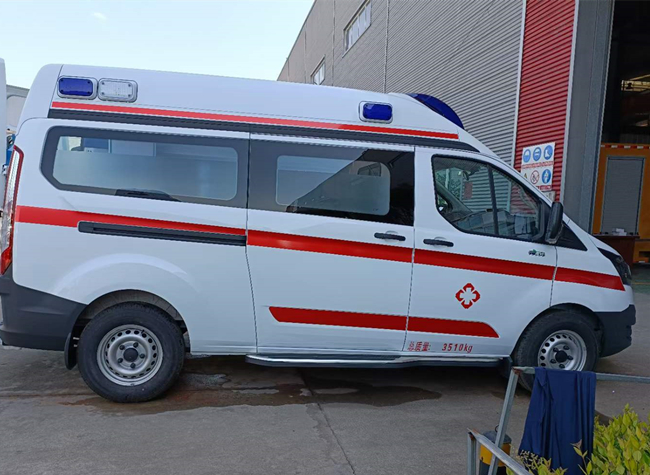 福特V362紧急救护车侧面图片