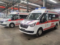 两台福特V348长轴中顶120救护车已经完工，准备发往江西吉安交车