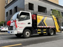 后挂桶压缩式垃圾车在河南信阳成功上户，带上大红花交车