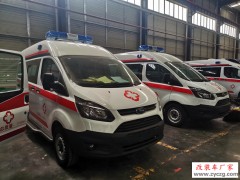 两辆福 特全顺转运型120救护车送往甘肃陇南卫生院交车 送上车踏板