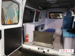 江铃特顺紧急救护车正在安装医疗柜 PVC环保材料制作