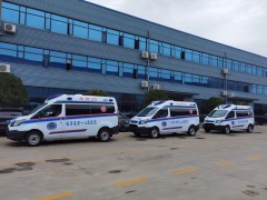 三辆福 特全顺医院救护车送往镇原县交车，带有负压功能