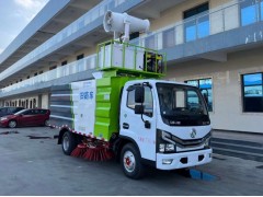 东风多利卡环卫扫路车送往安徽滁州交付，带有雾炮机和洒水系统