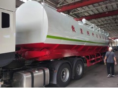 圆罐半挂散装饲料运输车拖往广东河源，标载30吨，自重10吨