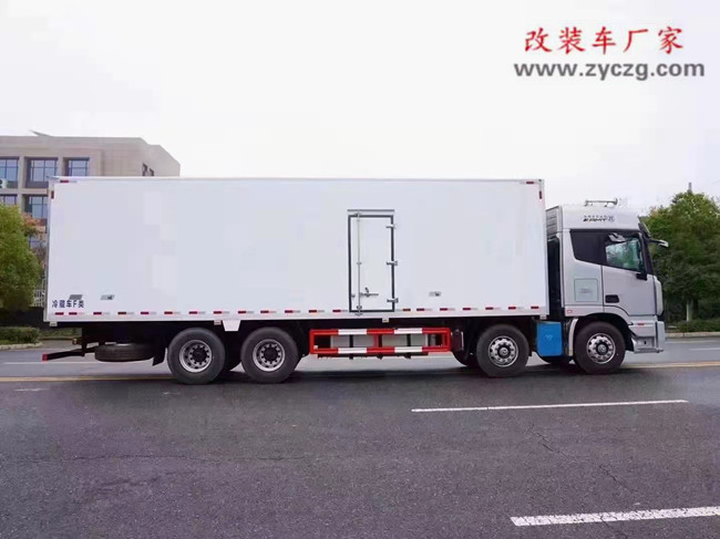 福田欧曼前四后八大型冷藏车，箱长9.6米 57.8立方