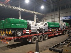黎平县采购的46台3方勾臂式垃圾车和307个垃圾箱今日出厂