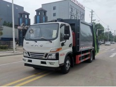 江淮骏铃v5压缩垃圾车送往昆山，短轴距的8.5方大容积