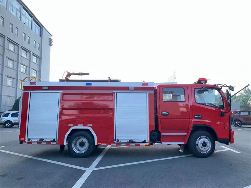 D7东风多利卡4.5吨泡沫消防车