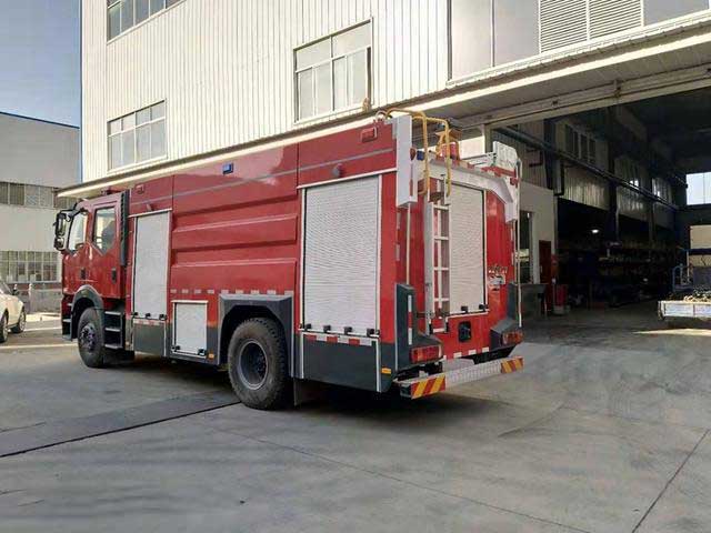 解放J6双排8吨泡沫消防车