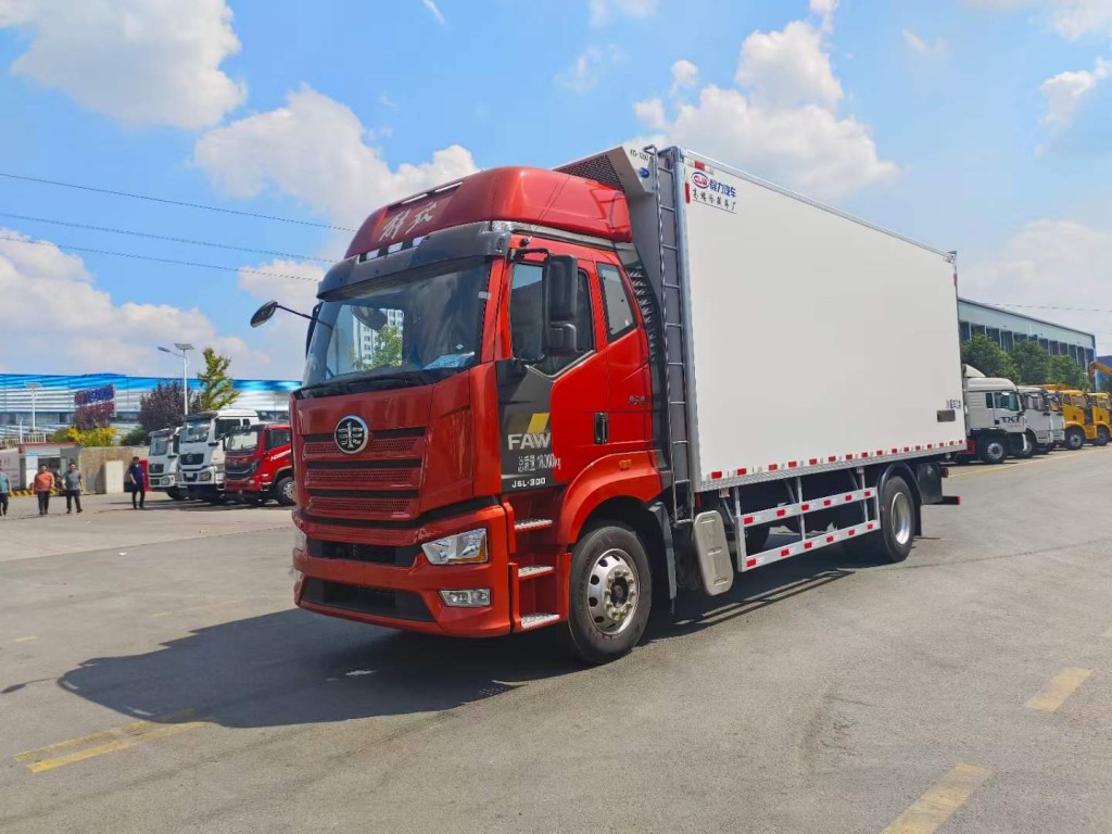 解放J6超宽卧铺6米8冷藏车