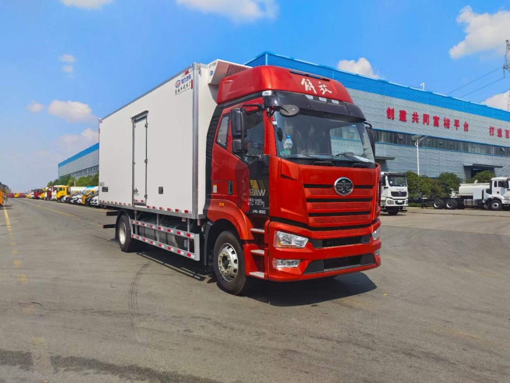 解放J6超宽卧铺6米8冷藏车