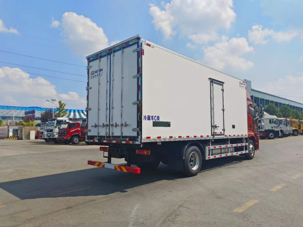 解放J6超宽卧铺6米8冷藏车