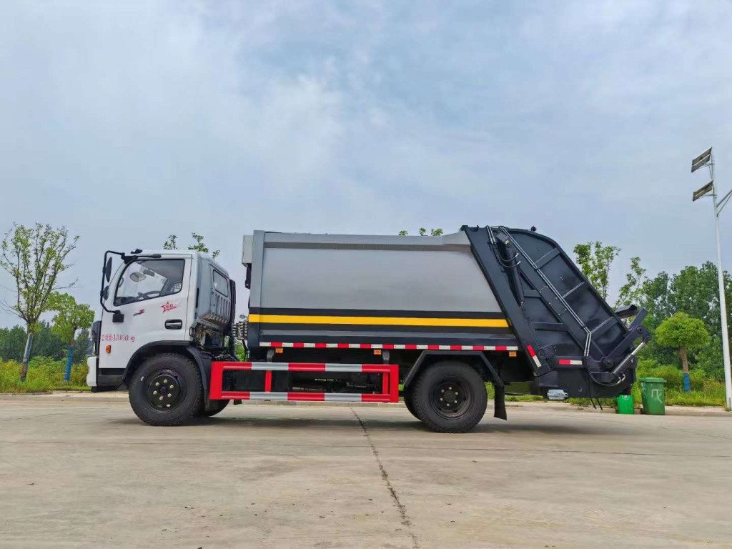 东风多利卡10方压缩式垃圾车