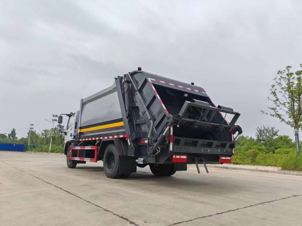 东风多利卡10方压缩式垃圾车