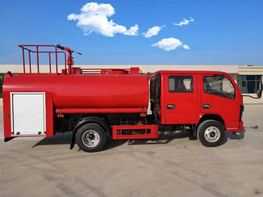 多利卡D7双排5方水罐消防车