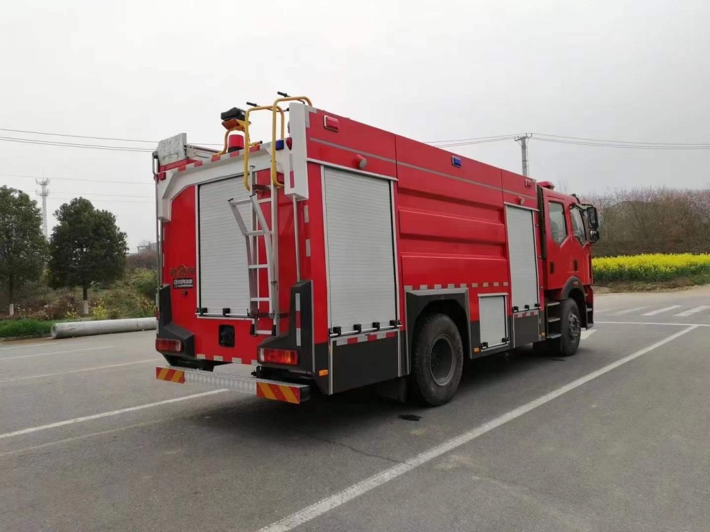 解放J6双排8吨泡沫消防车