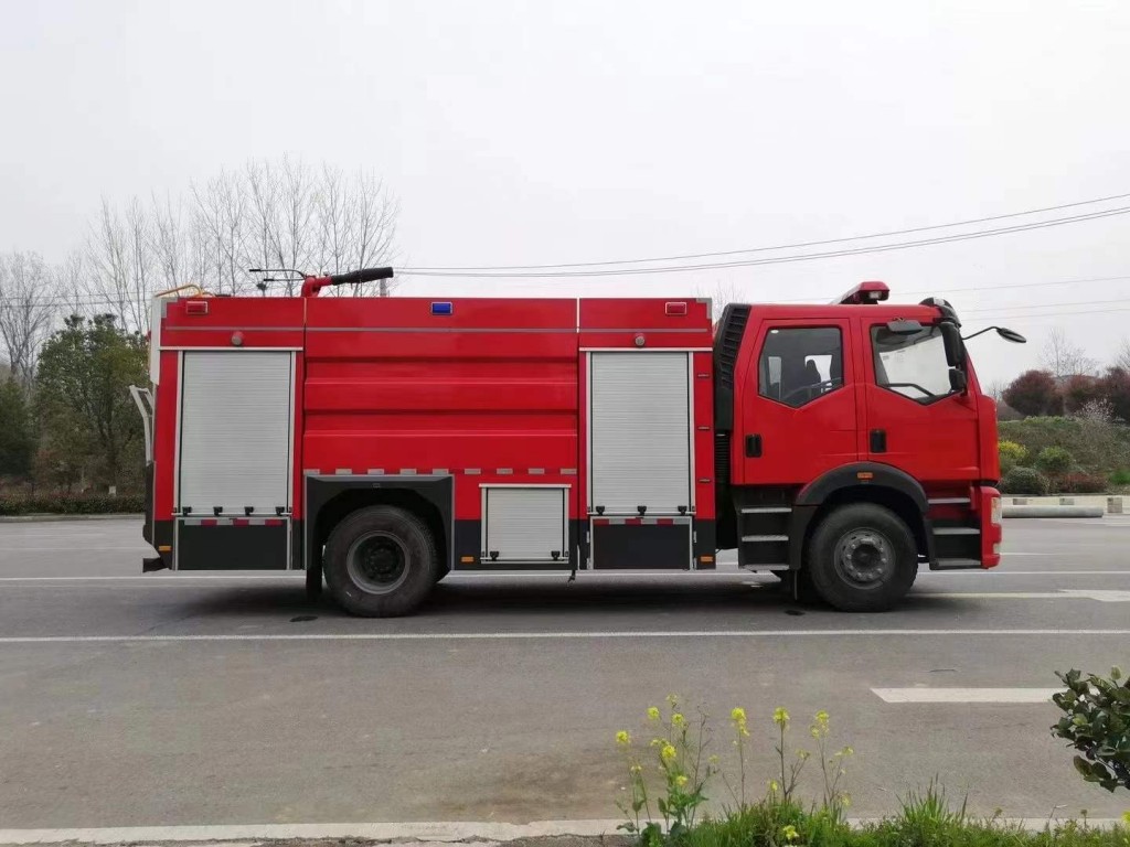 解放J6双排8吨泡沫消防车