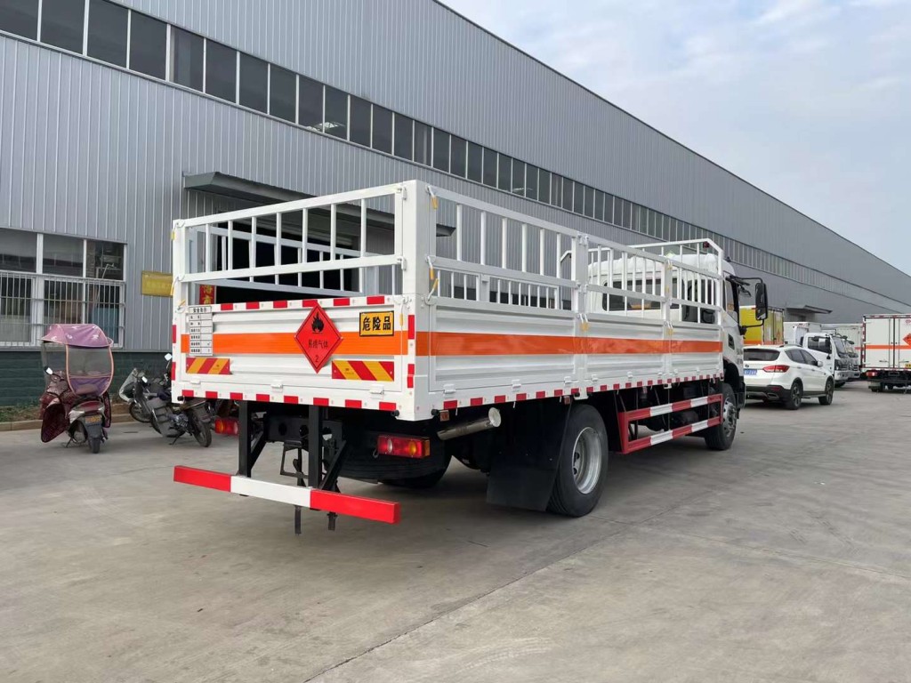 东风天锦6米8气瓶运输车