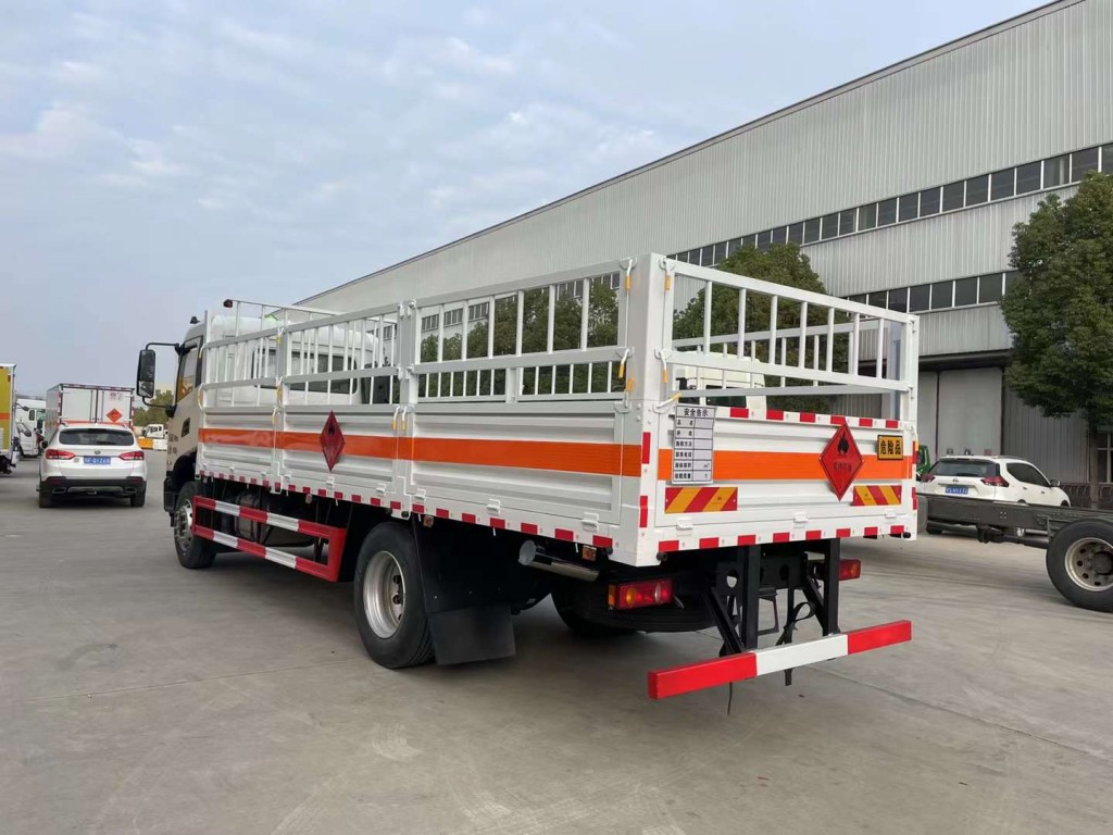 东风天锦6米8气瓶运输车