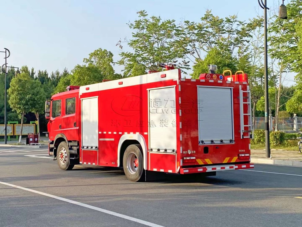 多利卡D9双排7吨泡沫消防车