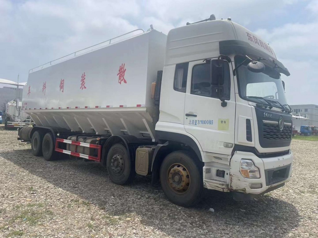 解放前四后八散装饲料运输车