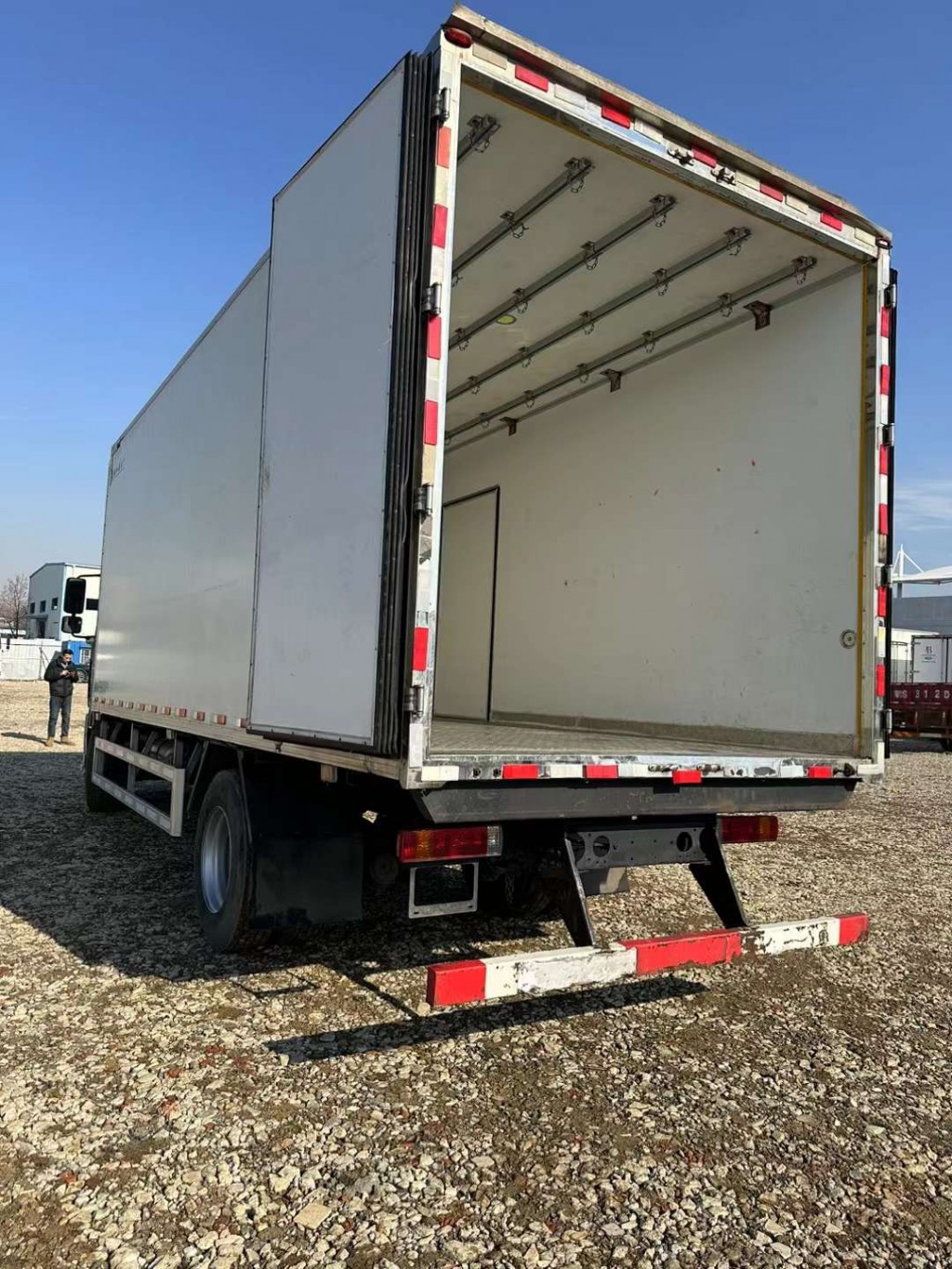 解放J6L6.8米冷藏车