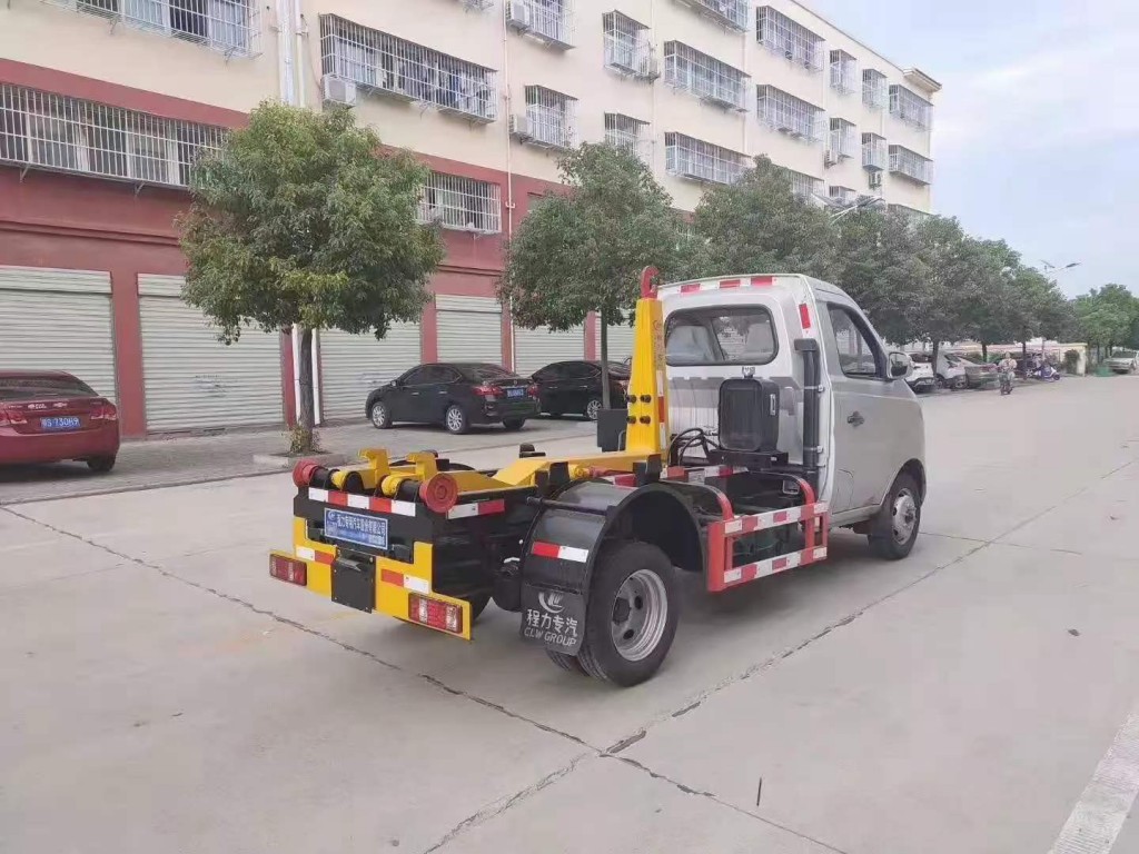 小型长安勾臂垃圾车