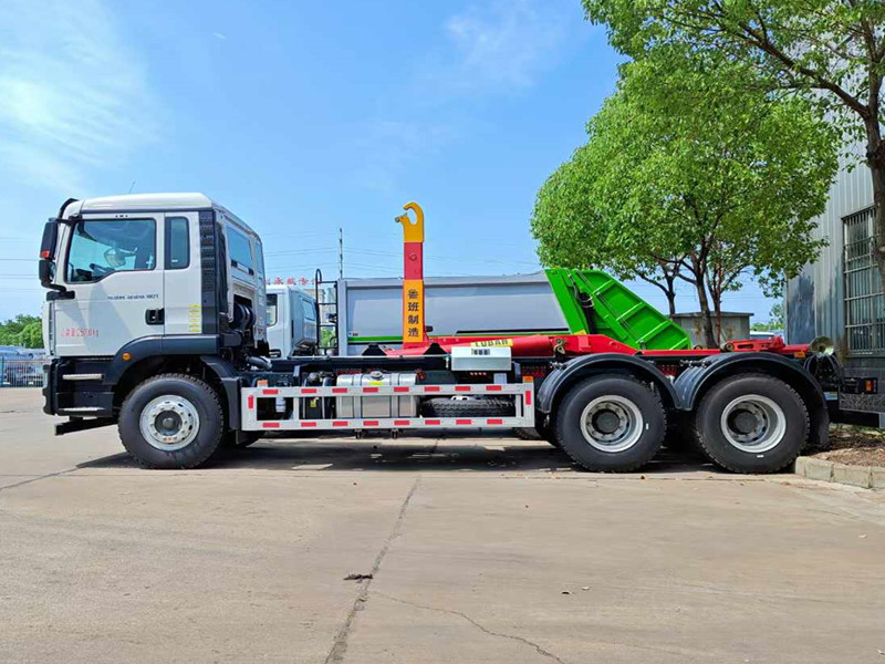 大型勾臂式垃圾车