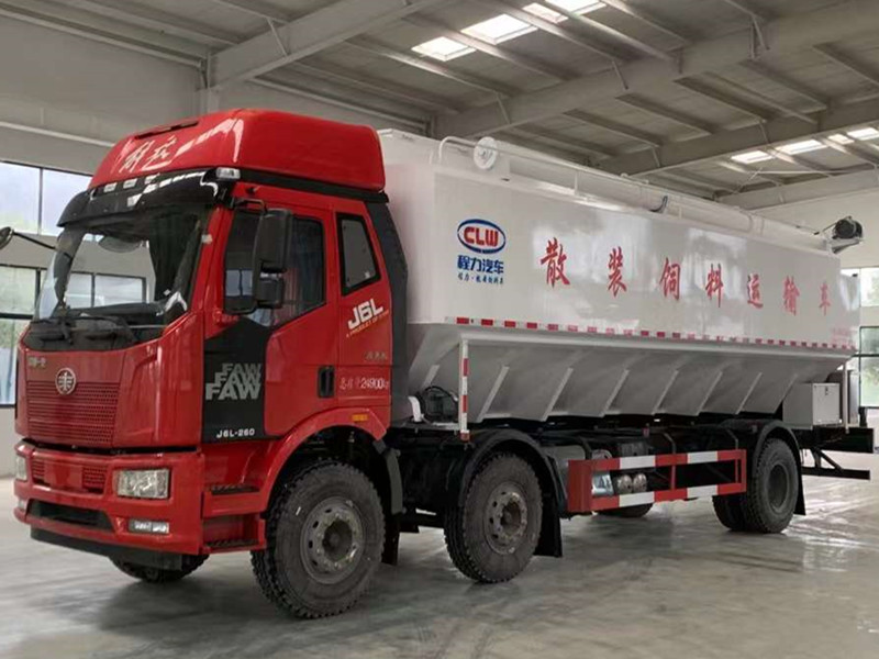 解放小三轴散装饲料运输车