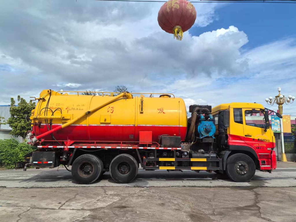 后双桥东风清洗吸污车