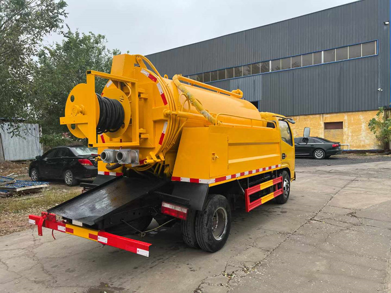 国六真空吸污车