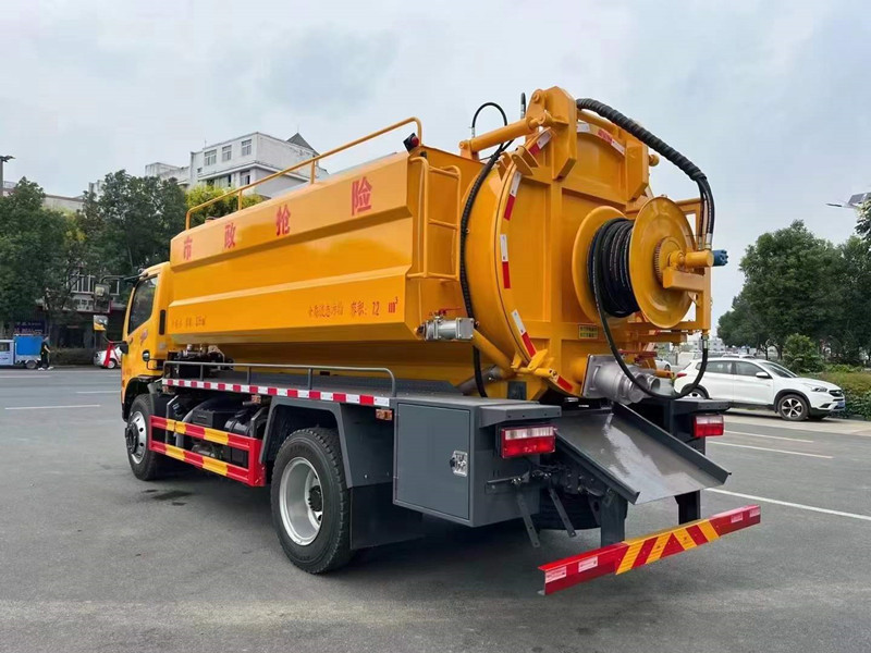 东风多利卡12方真空吸污车