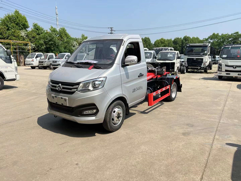 3吨长安钩臂式垃圾车