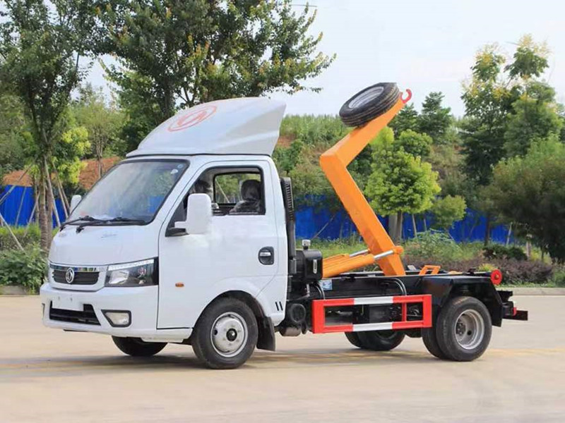 3吨小型钩臂垃圾车