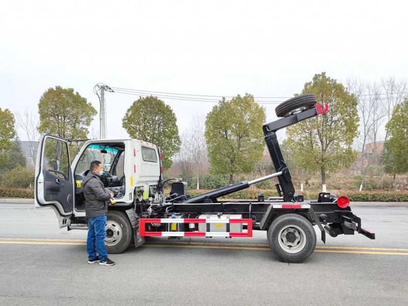 凯马小型钩臂式拉圾车