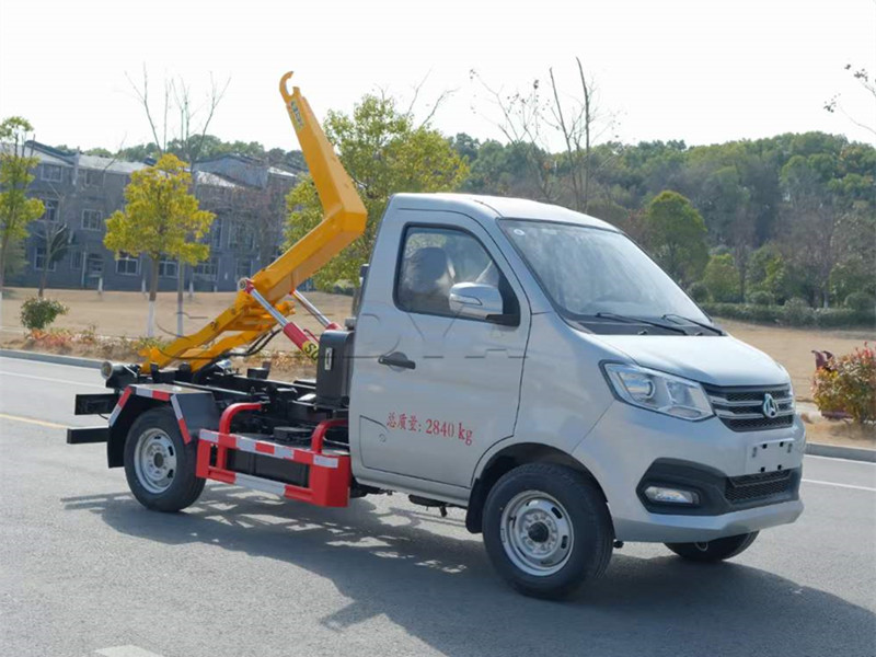 长安3吨钩臂垃圾车